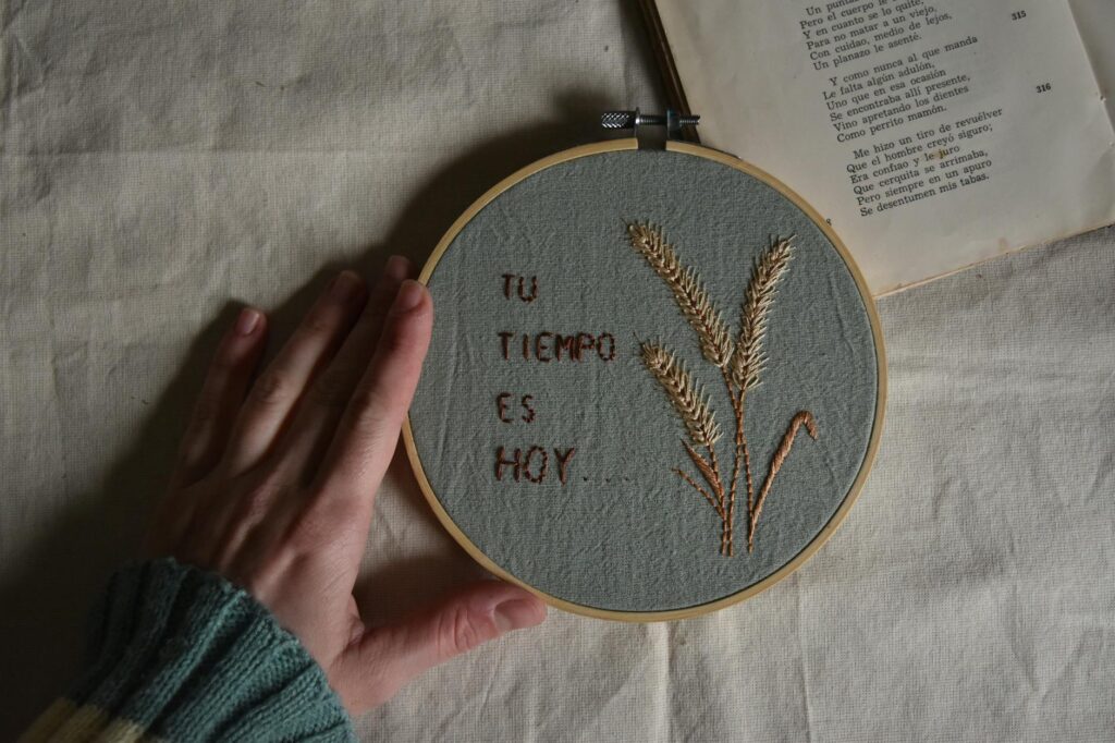 hand holding board with text in spanish